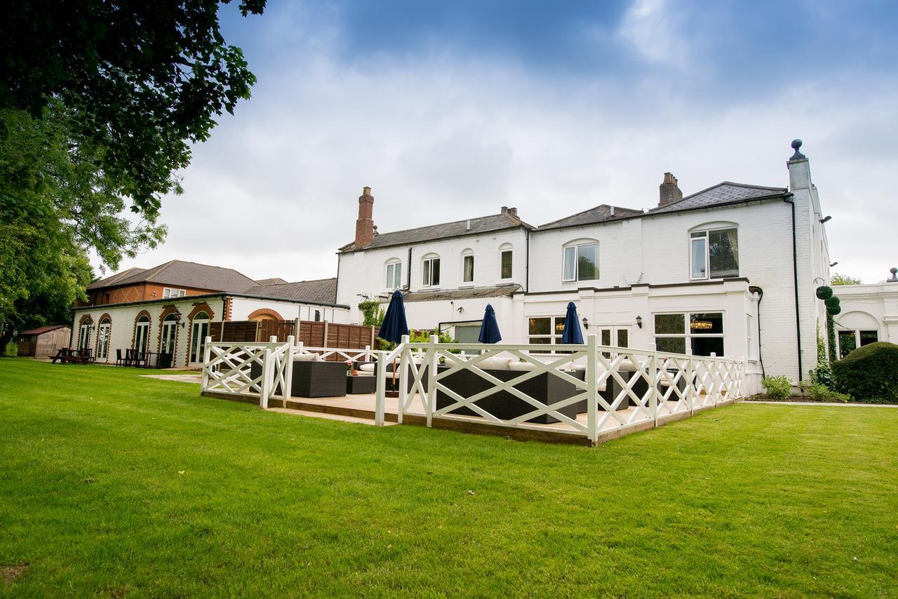 Worldhotels Distinctive Woughton House Hotel Milton Keynes Exterior foto